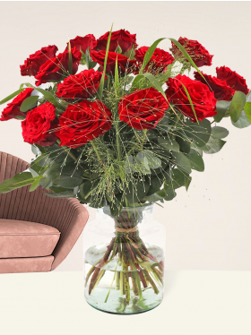 Roter Rosenstrauß mit Panicum und Eukalyptus Roter
