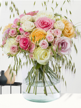 Bunte Rosen mit Weizengras Bunte